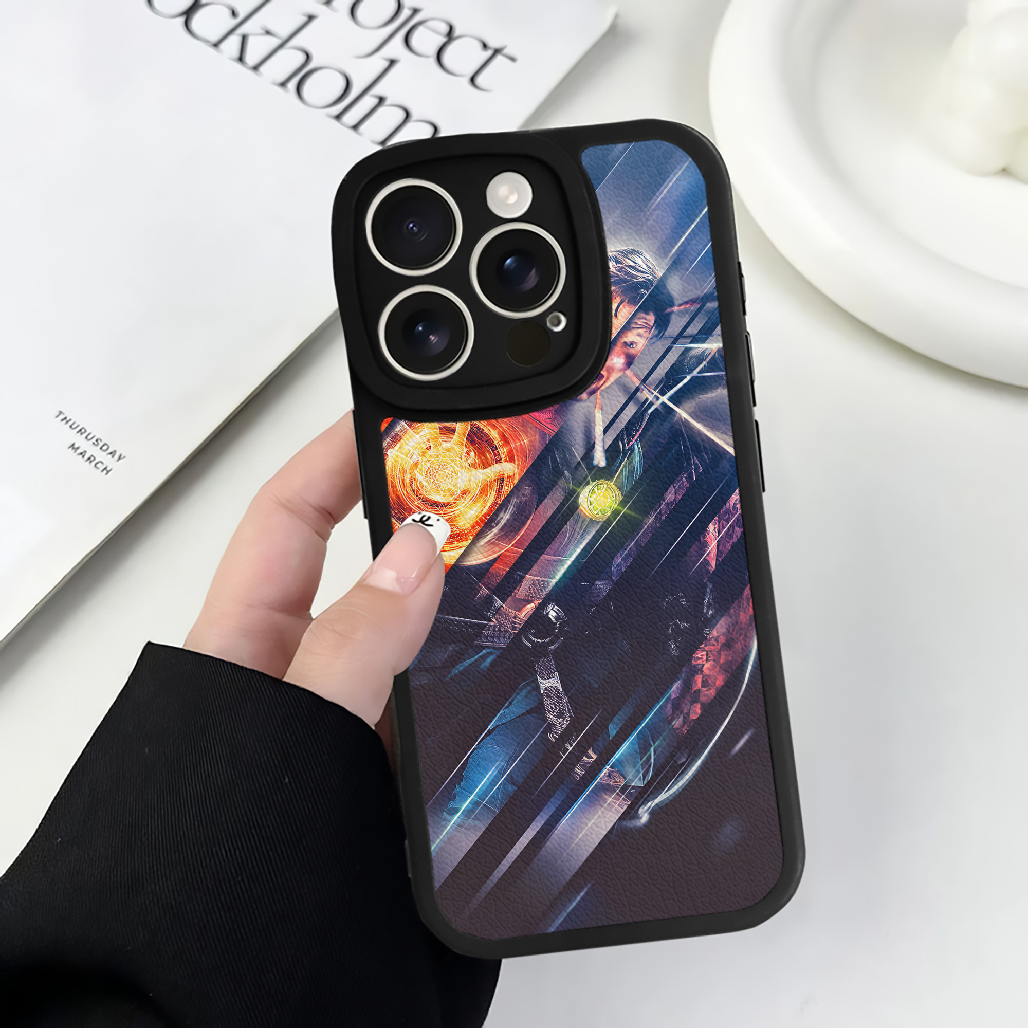 （画像用） アベンジャーズ The Avengers 【iPhone 16シリーズ対応】シリコンスマホケース（レザー調） 材質：シリコン